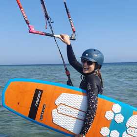 Lapková při kitesurfingu.