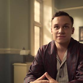 Finn Cole jako Michael Gray v jedné ze svých prvních epizod v seriálu.