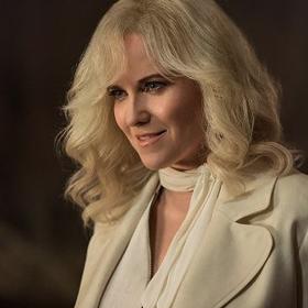 Lucy jako démonická záporačka v seriálu Ash vs. Evil Dead.