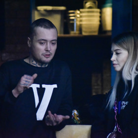 Valérie Holáková alias Xholakys se na tiskové konfrenci Clash of the Stars zapovídala s tímhle fešákem. V jeho přítomnosti rozdávala úsměvy na všechny strany. 