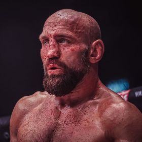 Petr "Monster" Kníže je nejen aktivní zápasník, ale také trenér a majitel MMA Monster Gymu, pod jehož střechou trénují ti nejlepší tuzemští zápasníci. 