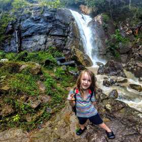 Malý Saša a jeho sestra Zara vystoupali ke kempu u Mount Everestu.