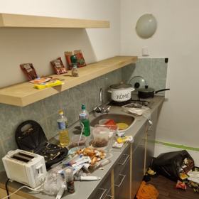 Kuchyně zdevastovaného bytu