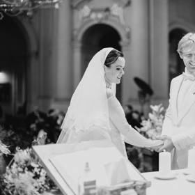 Po několikerých zásnubách se konečně vzali. 