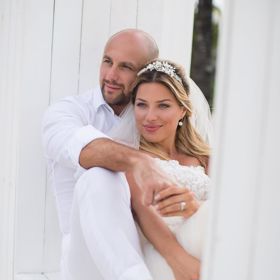 Takhle to Evě slušelo ve svatebním.