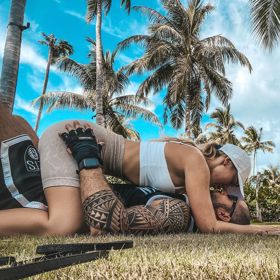 Aneta ukázala svého namakaného manžela.