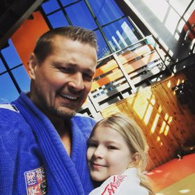 Mladší dcera Petra Jákla začala dělat judo a on neskrývá svou radost. 