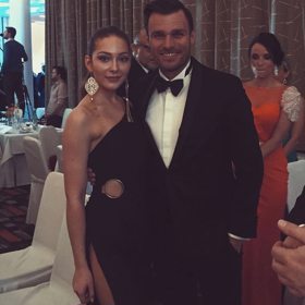 Leoš jenom září.