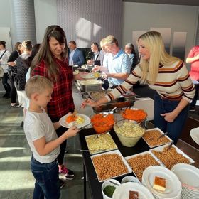 Ivanka obsluhovala rodiny v uprchlickém centru.