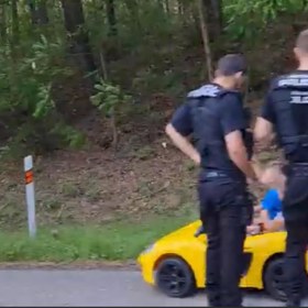 Malí piráti silnic nespáchali žádný přestupek, autíčko ale na čtyřproudou silnici nepatří.