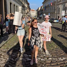 Účastnice pochodu.