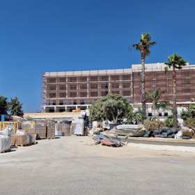 Místo je částečně staveništěm.