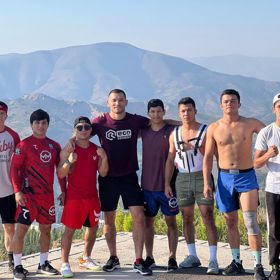 Makhmud Muradov se svými svěřenci. 