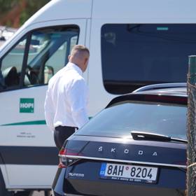 Karlos už vyráží na místo činu.