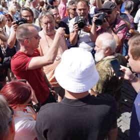 Během mítinku Andreje Babiše v Ústí nad Labem došlo k několika potyčkám. Opakovaně musel zasahovat antikonfliktní tým.