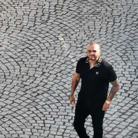 Rytmus na svatbě Karlose Vémoly.