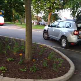 Zloděj ujíždí s otevřeným kufrem.