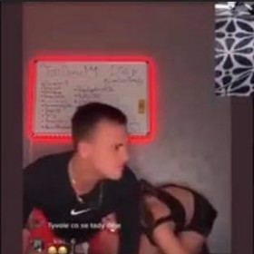 Laduška a Bohouš si během streamu čichají k zadnicím.