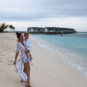 Holky si užívají na pláži. Monika si plní sen.