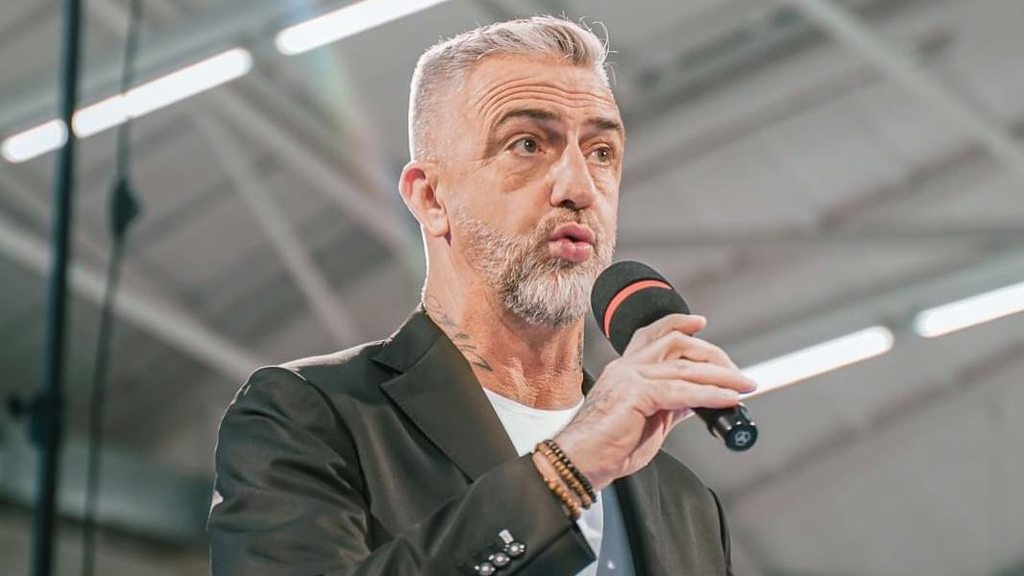 Syn Ivy Hüttnerové se oženil. Nevěsta Matouše Rajmonta se vdávala v černých koktejlkách 