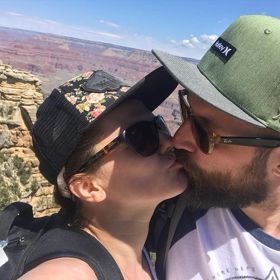 Dvojice vedle sebe stále září jako čerstvě zamilovaný pár. 