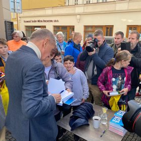 V obklopení podporovatelů.