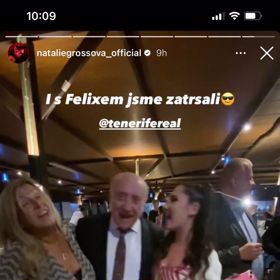 Felix obkopen ženami. 