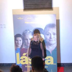 Tomicová v záři reflektorů.