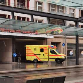 Stačilo málo a sanitka by už ničemu nepomohla.