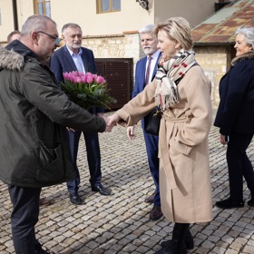 Nechyběla kytka pro první dámu Evu Pavlovou.