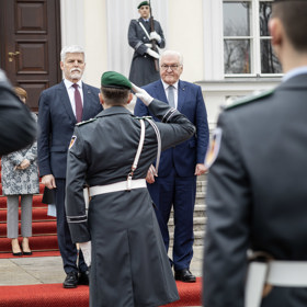 Společně si poslechli hymnu.