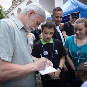Prezident Petr Pavel se setkal s dětmi v zahradách Hradu.