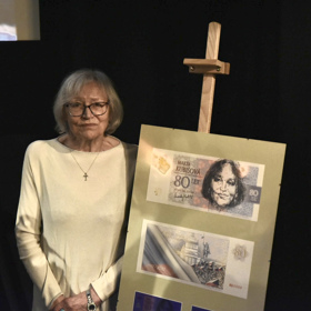 Martě Kubišové k 80. narozeninám udělali pamětní bankovku.