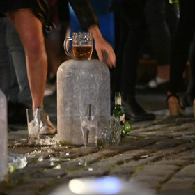 Alkohol tekl proudem. 