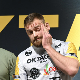 Patrik Kincl během veřejného vážení před druhým soubojem s Karlosem Vémolou.