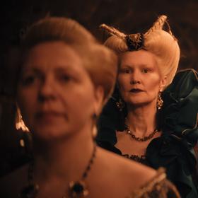 Stylisté se na účesech vyřádili.