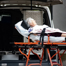 Venku bylo lehce nad nulou, přesto byla herečka přikrytá jen růžovým županem. 