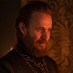 Rhys Ifans jako králův pobočník Otto Hightower.