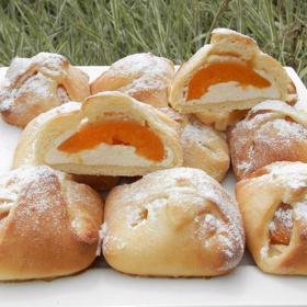 Šátečkové koláčky s tvarohem a meruňkami.