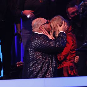 Jelikož měla partnerka roušku, políbil ji Hunka alespoň na čelo.