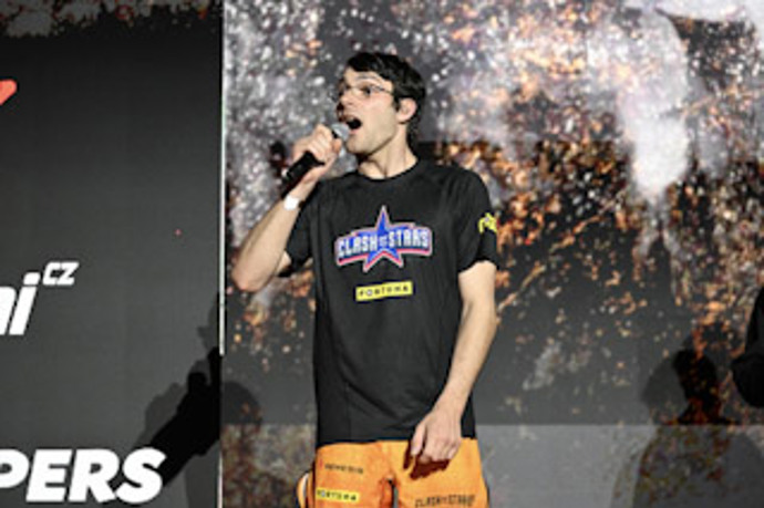Veřejné vážení před turnajem Clash of the Stars bylo plné potyček a bizarních momentů. 