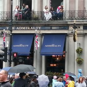 Tento balkon už svého krále má. Británie na korunovaci svého stále čeká. 