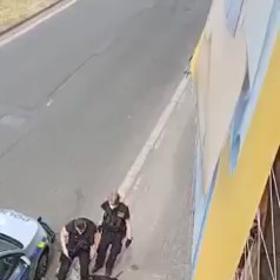 Policie zpacifikovala muže, který byl zřejmě pod vlivem drog.