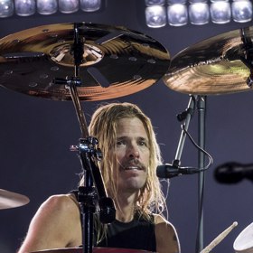 Bubeník  Foo Fighters Taylor Hawkins.