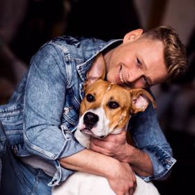 Zpěvák Jarek Šimek a jeho čtyřnohý miláček Ben jsou nerozluční parťáci.