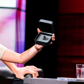 Arthur Sniegon je elefantolog a má zvláštního koníčka. Sbírá hovnivály.