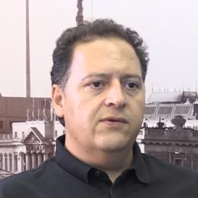 Sebastián Marroquín se živí jako architekt.