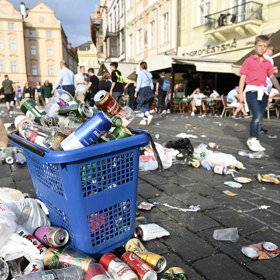 Množství odpadků zcela pokrylo Staroměstské náměstí, kde předtím přes fanoušky West Hamu nebylo k hnutí.
