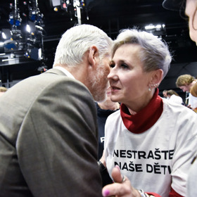 Petr Pavel se zdraví se svými příznivci.