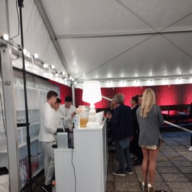 Geoffrey Rush na jednom z večírků ve Varech.